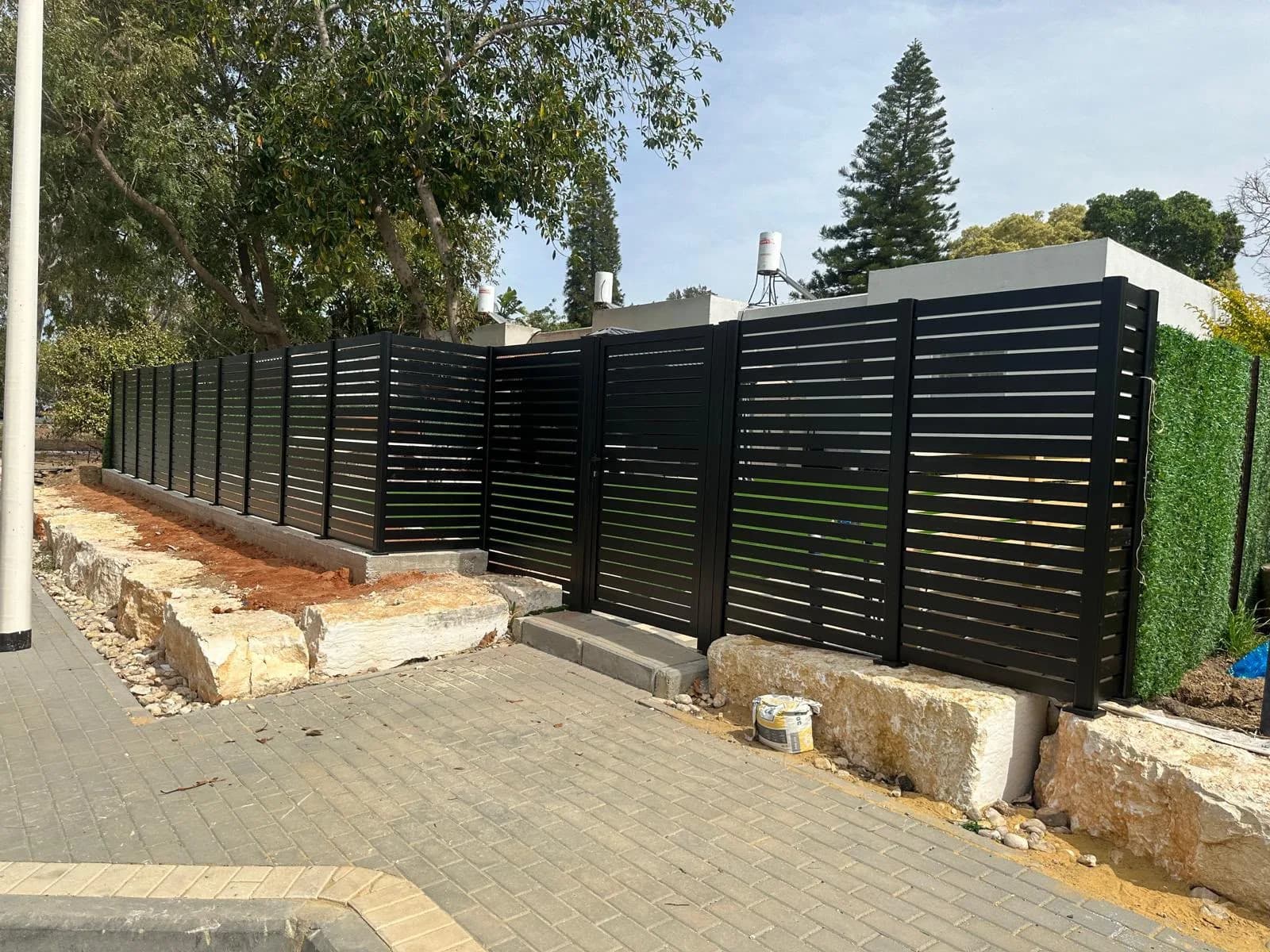 גדר אלומיניום שחורה בפסים אופקיים